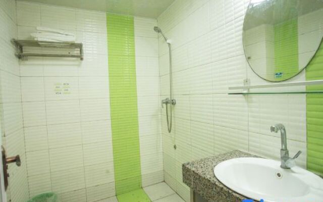 Chongqing Ruika Apartment (Guanyinqiao Pedestrian Street Haochi Street)