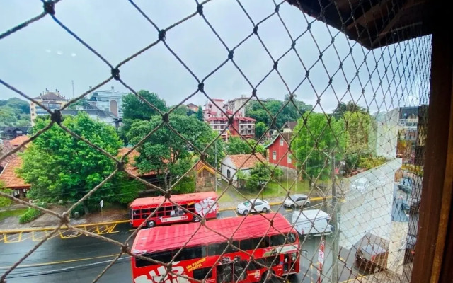 Cobertura ao Lado da Rua Torta  Gramado