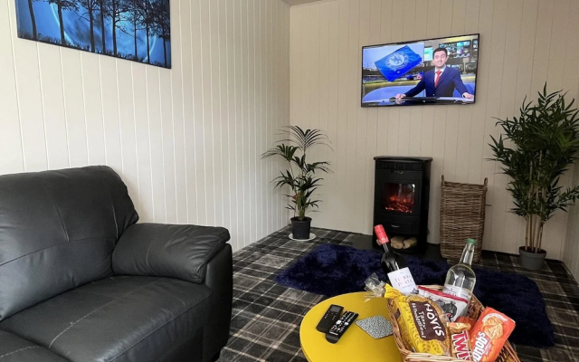 Pine Boutique Lodge With hot tub for Couples & dog