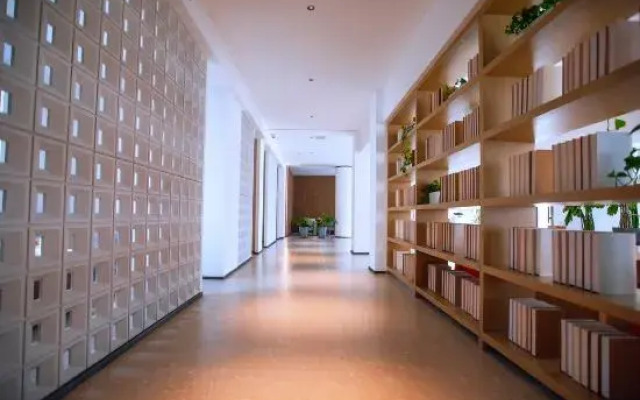 Yuerong Hotel (Liaoyang Liaohua Tesco)