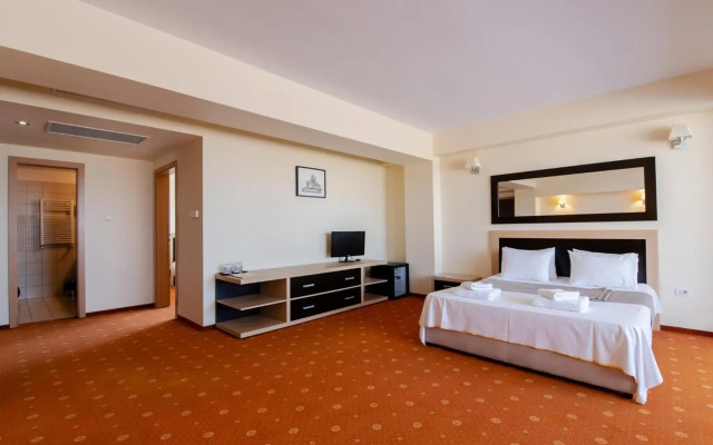 Hotel Oxford Inn & Suites