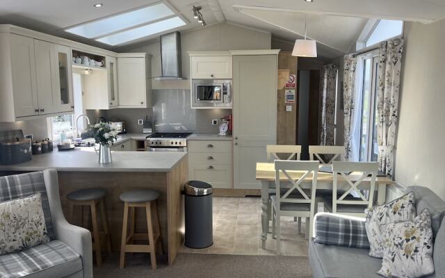 Dog Friendly Lodge With hot Tub, Quiet Location