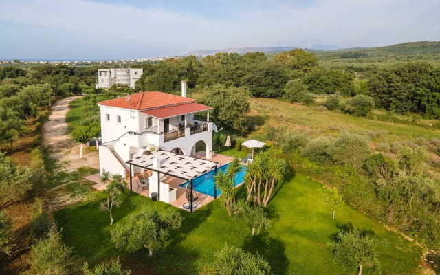 Kournas-sleeps8-parking-garden-pool-petfriendly
