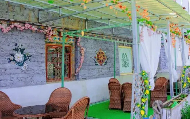 Dear Zhaizhai Hot Spring Hostel