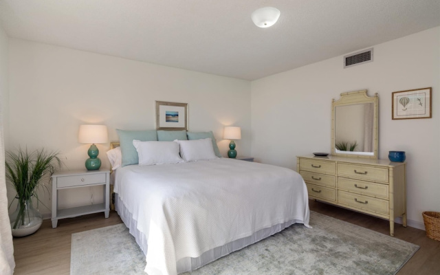 Shoreline Towers 1045 2 Bedroom Condo