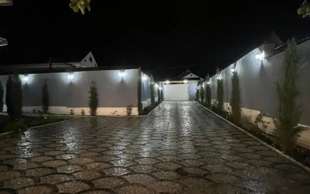 Cozy house 5 mins away from city center.