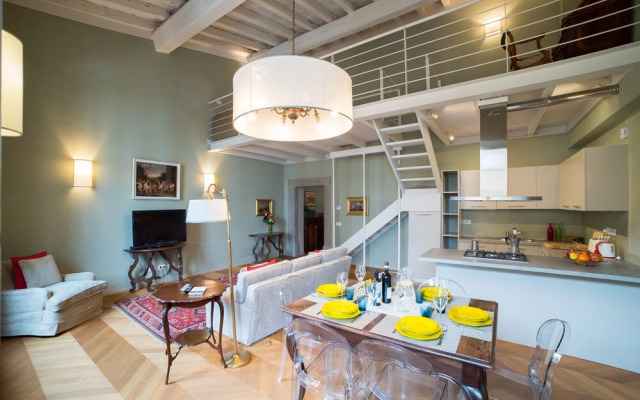 Charming Two Bedroom Apartment in Piazza Strozzi