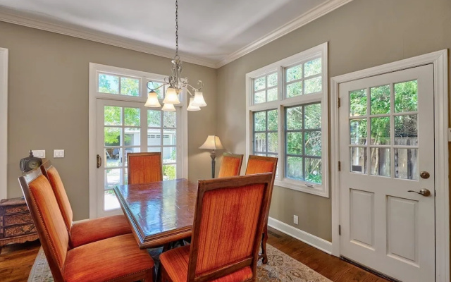 Spacious & Welcoming Close To Stanford & Tech 4 Bedroom Home by RedAwning