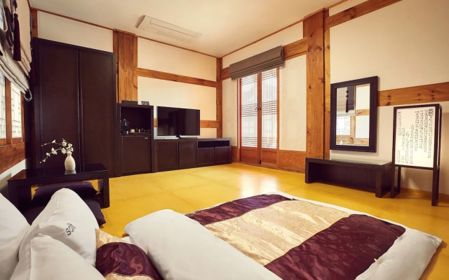 Hanok stay NAMWONYECHON by Kensington