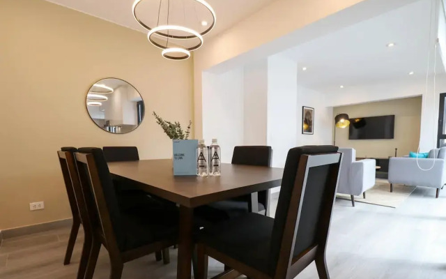 w Grandiose Duplex w Modern Deco in Miraflores