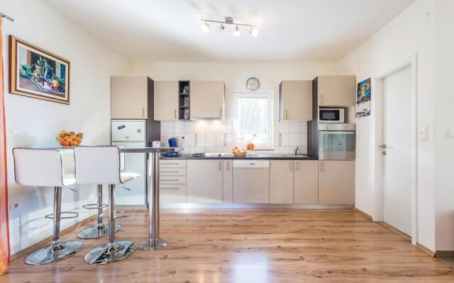 Amazing Home in Jurdani With Wifi and 4 Bedrooms