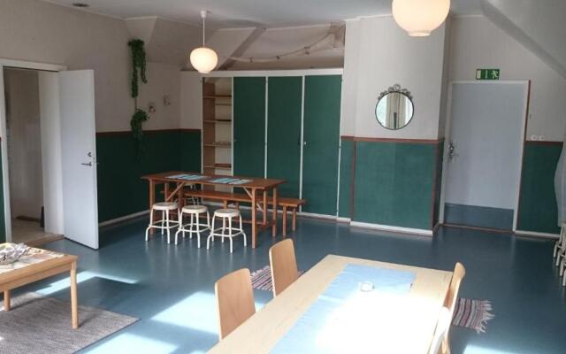 Previous schoolbuilding with gym - Groups and long stays possible