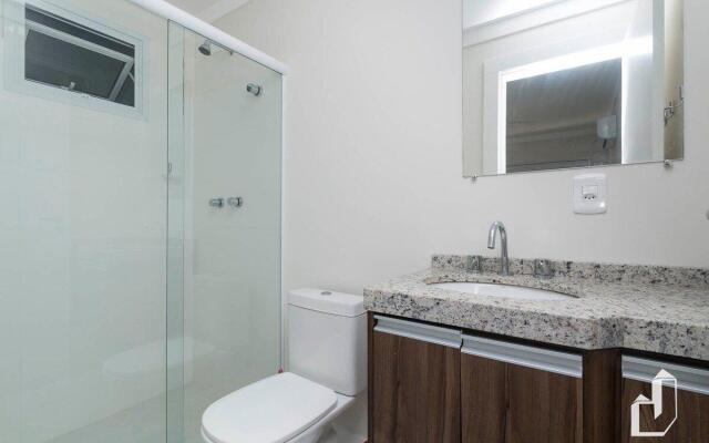 Apartamento com 03 dormitórios meia quadra do mar