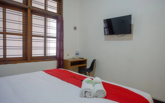 RedDoorz near Kawasan Simpang Lima Area