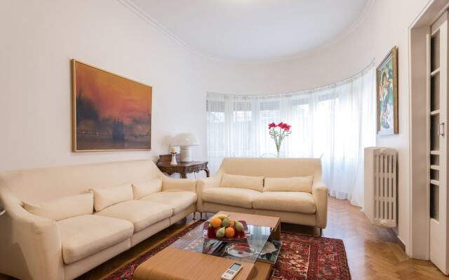 Elegant & Spacious 2bdr Flat