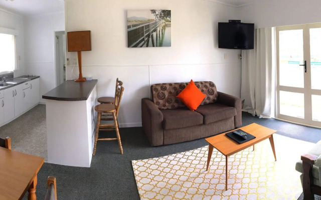 Raglan Palm Beach Motel