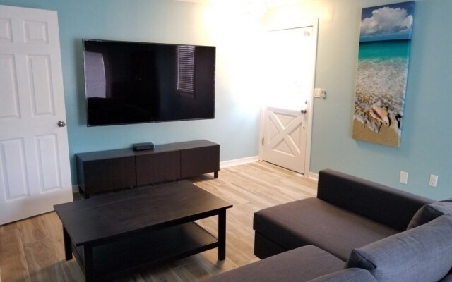 206 B New 1 Bedroom Home by RedAwning