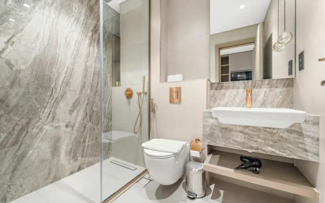 High-end Studio With Rooftop Pool and gym