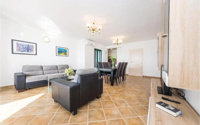Three-Bedroom Apartment in Privlaka