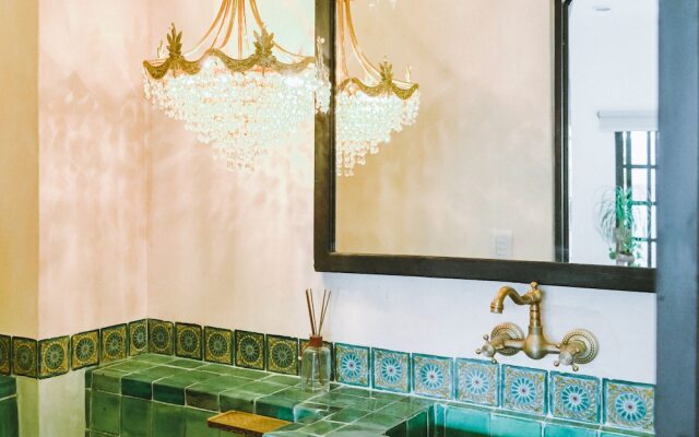 Hiphipstay - The Colonial