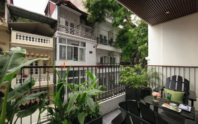 Le Premier Hotel & Rooftop Bar