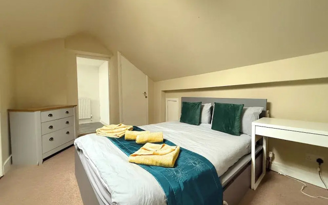Spacious 6BR Property with Parking