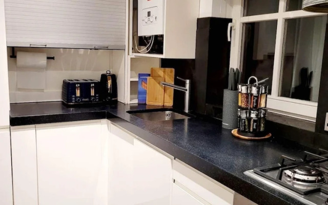 Stepney Green Gated Area with Parking & Garden