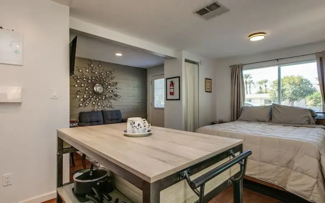 Charming Mid Town Guest House W/private Patio!