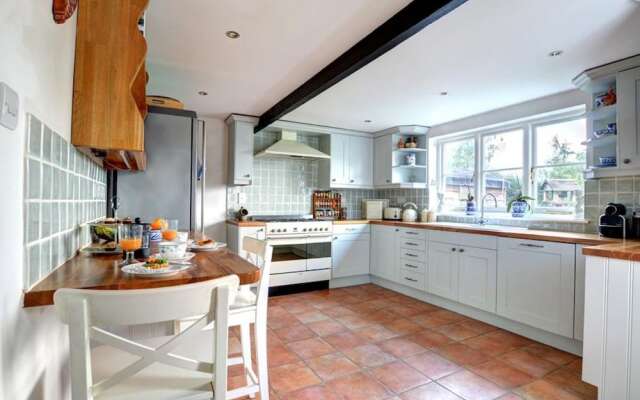 Stunning Holiday Home in Robertsbridge with Private Garden