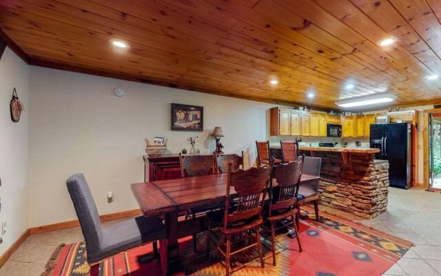 Cowboy Cabin on Stanley Creek