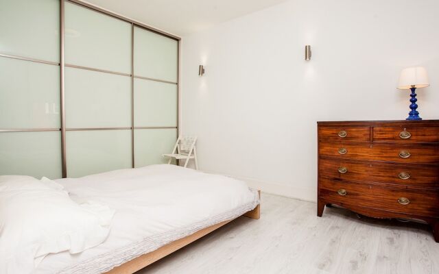 Bright 3 Bedroom Home in Clapham South