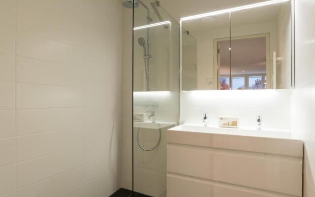 Clean and modern nassau canal apartment