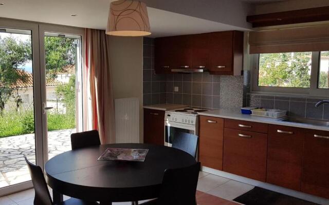Comfy house with private garden & view, near Kyparissia Castle