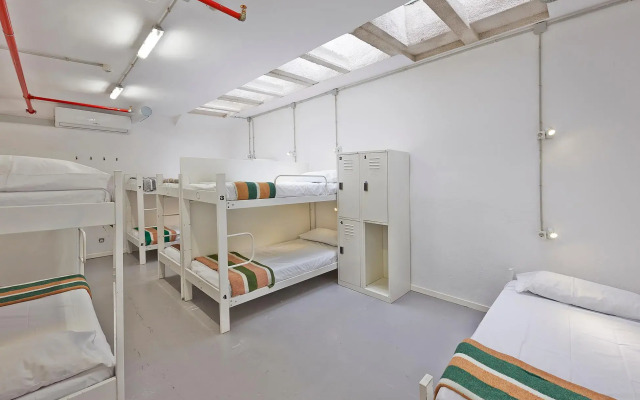 Hola Hostal Collblanc - Hostel