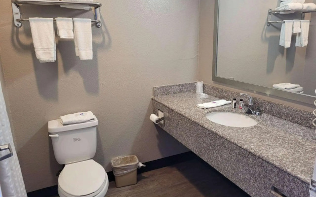 Days Inn & Suites by Wyndham Gonzales TX