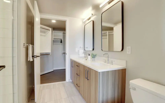 Stylish Apartment Steps from the Metro