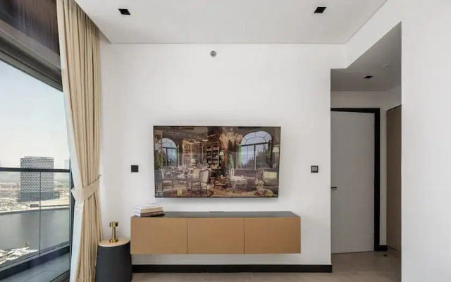 Luxurious 2BR w/ Waterfront and Burj Khalifa View