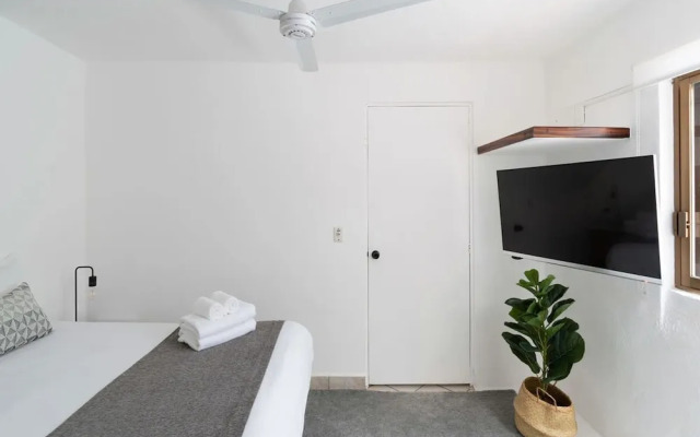 1bedroom Suite - 1 Block Away to Icon Beach