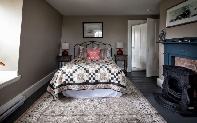 Maplehurst Manor B&B