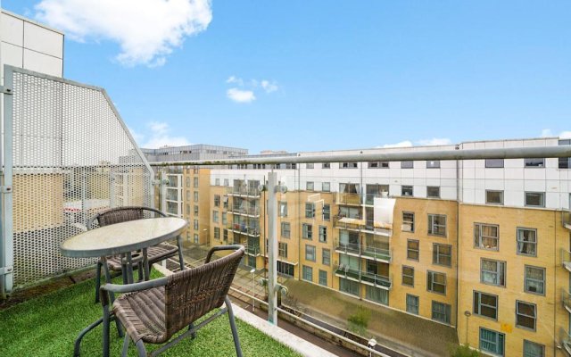 Stevenage's No1 Town Centre Apartment, Upto 5 People, With Free Car Park - Book Today