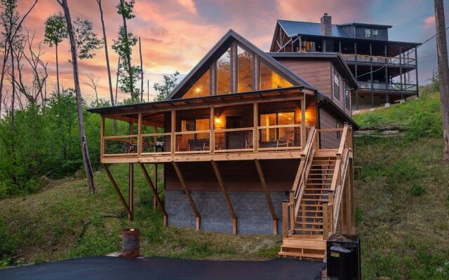 Creekside Manor Too 2 Bedroom Cabin by RedAwning