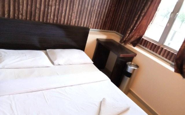 OYO 89407 EZI Hotel