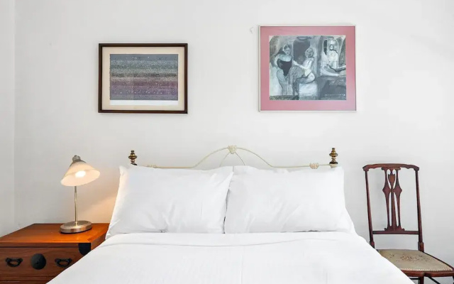 Sunny 1-bed With Parking Near Arts Precinct