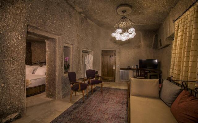 Hera Cave Suites