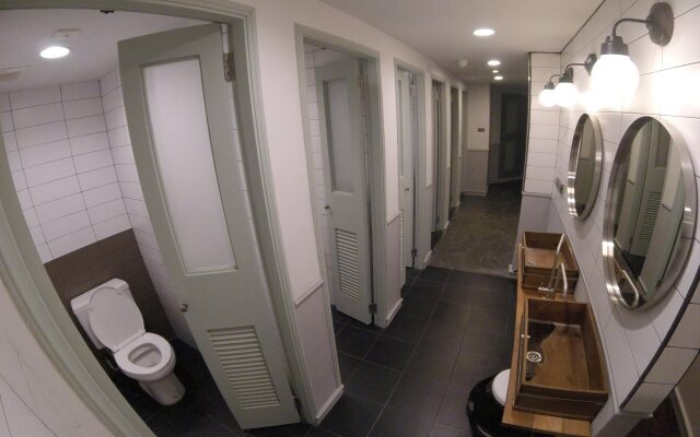 Weeping Willow Sukhumvit 26 – Hostel