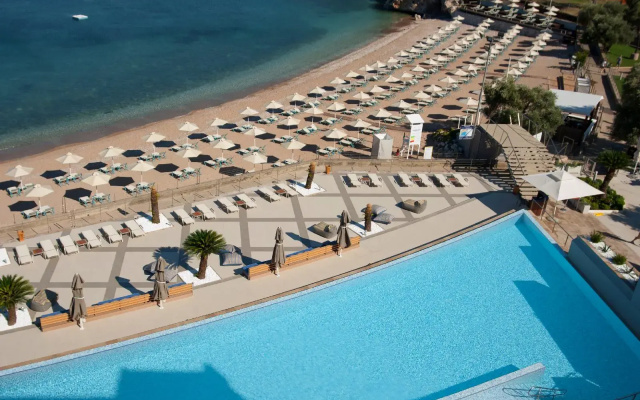 Maestral Resort & Casino