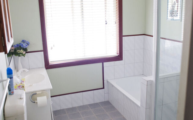 Ainslie Manor Guests House