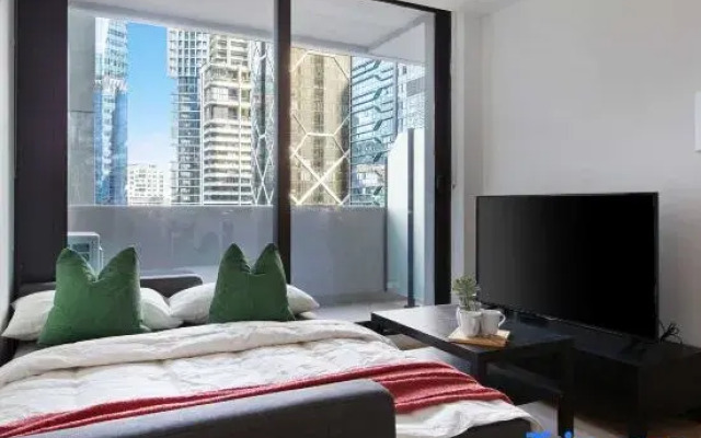 2BR Apt Next to Melbourne Central With City Views