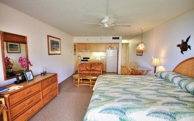 Royal Kahana #319 Studio Bedroom Condo by RedAwning