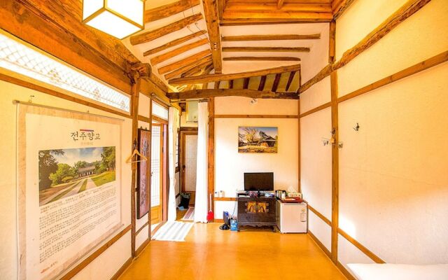 Jeonju Omokheon Hanok Stay